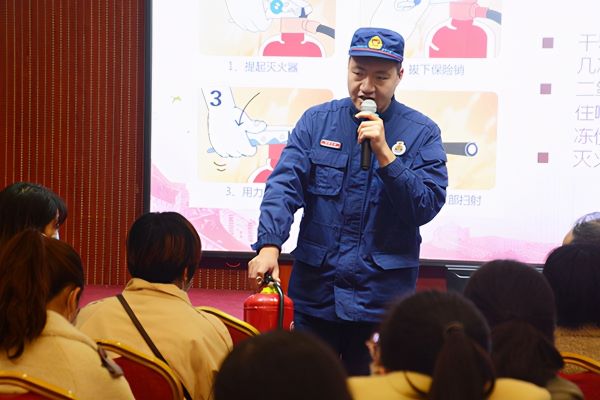 孙教官为大家讲解火灾该如何自救