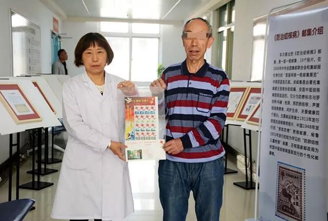 他是幸运的，让多少人心仪的几乎绝版的邮票他得到了