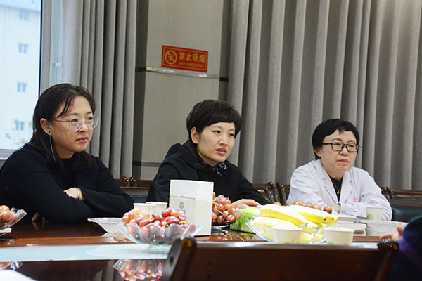 王芳副主任（中）听取汇报