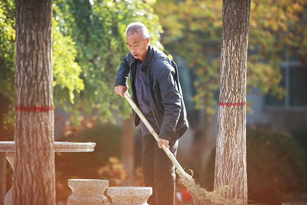 在安国医院，清晨就有开始打扫卫生